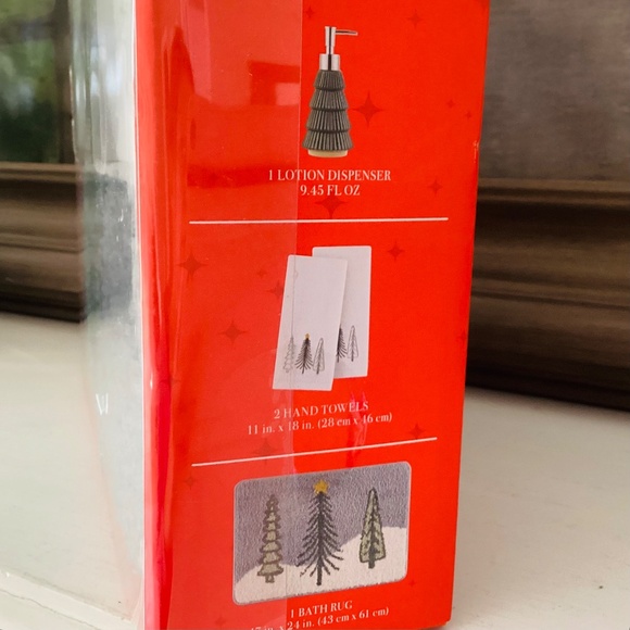 Merry Moments Holiday Bathroom Set 4pc Rug Towels Lotion Dispenser Christmas Dec - Picture 8 of 14